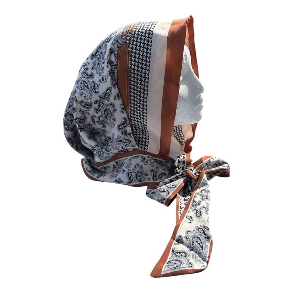 Bonnet in luxe silky fabric